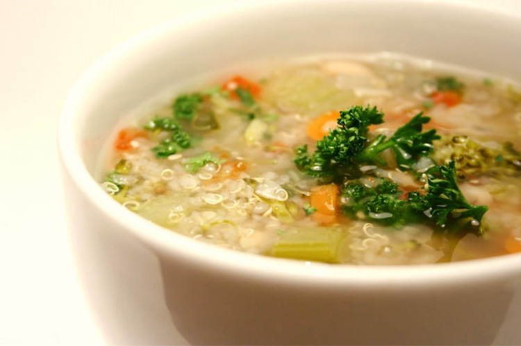 Caldos e Sopas Saudáveis - Sopa de Legumes com Quinoa em Flocos