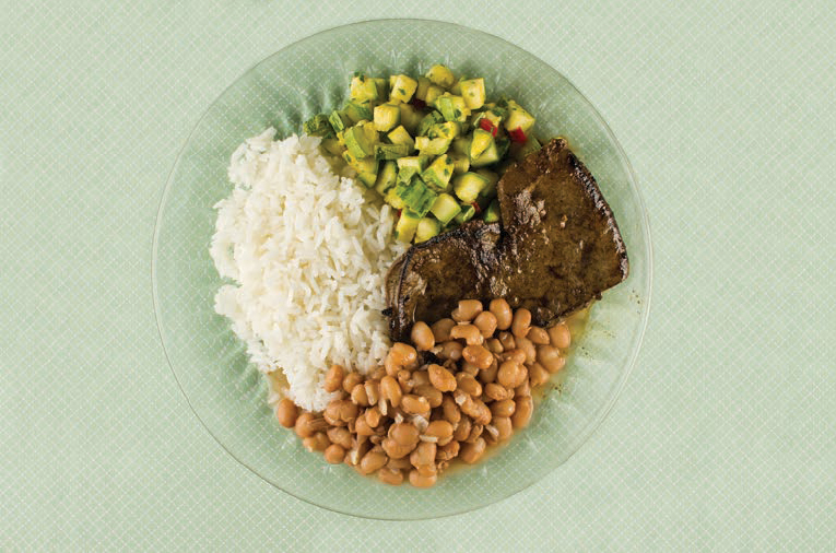 Jantar engorda? - Arroz, feijão, fígado bovino e abobrinha refogada