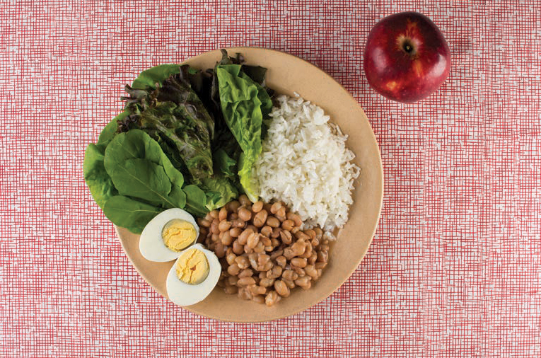 Jantar engorda? - Salada de folhas, arroz, feijão, ovo e maçã