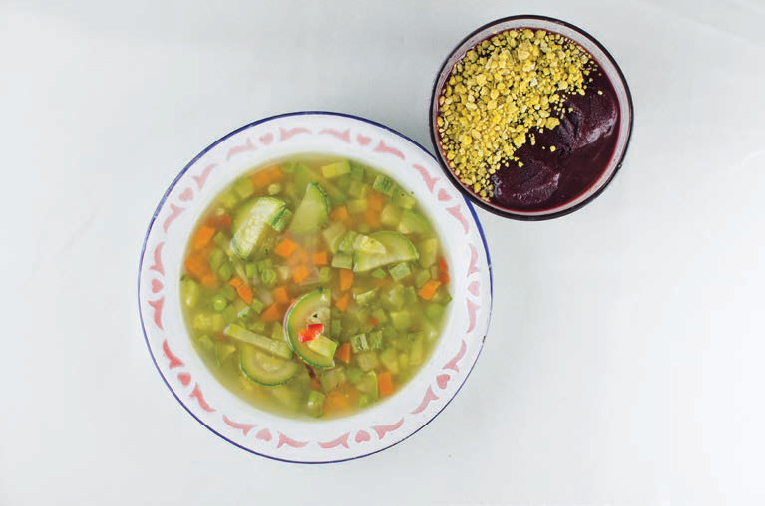 Jantar engorda? - Sopa de legumes, farinha de mandioca e açaí