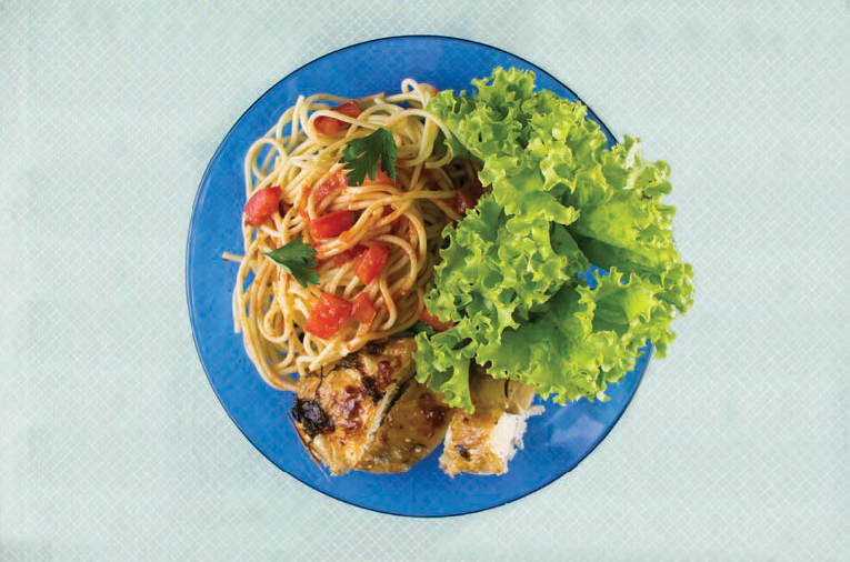 Jantar engorda? - Salada de folhas, macarrão e galeto