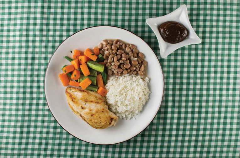 Jantar engorda? - Arroz, feijão, peito de frango, abóbora com quiabo e compota de jenipapo