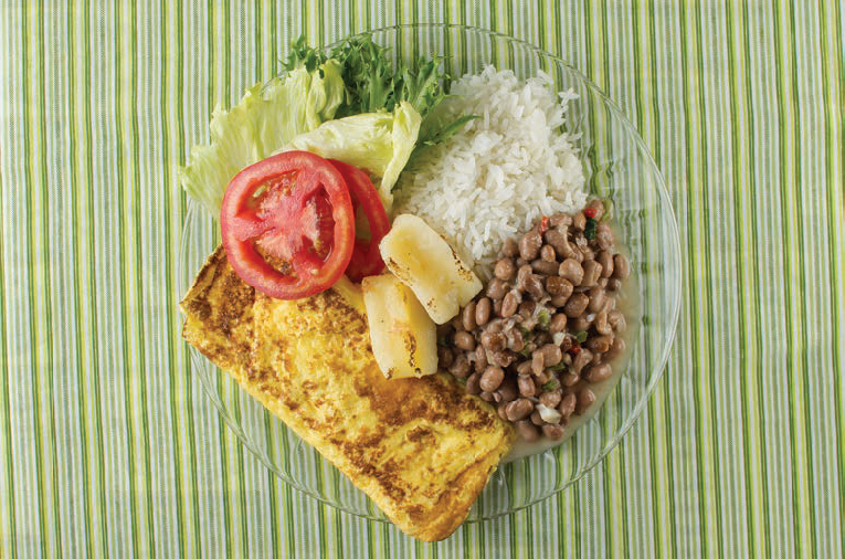 Jantar engorda? - Alface, tomate, arroz, feijão, omelete, mandioca de forno