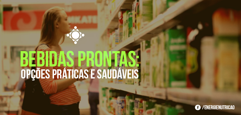 mulher procurando bebidas prontas saudáveis no supermercado