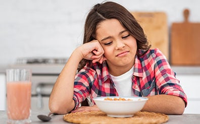 "Tem que raspar o prato": essa obrigação pode ser perigosa para as crianças!